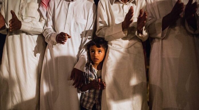 Questo è un ritratto di un bimbo colto durante i festeggiamenti per un matrimonio beduino vicino Petra, in Giordania. La Giordania è un paese di pace circondato da paesi in fiamme come Siria ed Iraq. Quest'isola felice rimane il simbolo di un Medio Oriente capace di far convivere diverse religioni sotto la stessa bandiera